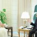 رئيس الوزراء الباكستاني شهباز شريف يستقبل الوزير السعودي عادل الجبير في إسلام آباد الخميس (إ.ب.أ)