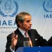 غروسي يتحدث إلى الصحافيين بمقر «الوكالة الدولية للطاقة الذرية» في فيينا (أ.ب)