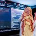 أشخاص يتابعون أداء سوق الأسهم السعودية (بلومبيرغ)