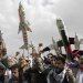 موالون للجماعة الحوثية يحملون مجسمات لصواريخ ومسيّرات وهمية خلال حشد في صنعاء (إ.ب.أ)