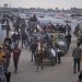 فلسطينيون يحملون مساعدات إنسانية من مركز لتوزيع الإغاثة في خان يونس بجنوب قطاع غزة اليوم الثلاثاء (أ.ب)