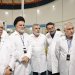 المتحدث باسم المنظمة الإيرانية للطاقة الذرية يتوسط نواباً إيرانيين خلال زيارتهم إلى منشأة طهران للأبحاث النووية الاثنين (البرلمان الإيراني)