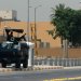 نشر مدرعات عسكرية عراقية خارج مبنى السفارة الأميركية في بغداد أمس بعد الإعلان عن إجلاء عدد من موظفيها (أ.ف.ب)