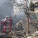 عمال الإنقاذ الإيرانيون يعملون في موقع مبنى متضرر من الغارات الإسرائيلية على طهران (رويترز)