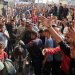 حزن ووجوم عند مستشفى ناصر في خان يونس بجنوب قطاع غزة حيث نُقل قتلى وجرحى فلسطينيون سقطوا بنيران إسرائيلية بينما كانوا ينتظرون مساعدات إنسانية (رويترز)