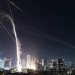 نظام الدفاع الجوي الإسرائيلي «القبة الحديدية» يطلق النار لاعتراض الصواريخ الإيرانية فوق تل أبيب (أ.ب)