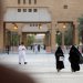 نساء يسرن أمام جامع الإمام تركي بن ​​عبد الله الكبير في الرياض (أ.ف.ب)