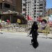 مناصرة لـ«حزب الله» تسير قرب موقع تعرض لقصف إسرائيلي سابق في الضاحية الجنوبية لبيروت خلال مظاهرة داعمة لإيران الجمعة (إ.ب.أ)