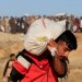 فلسطيني يحمل كيساً حصل عليه من «مؤسسة غزة الإنسانية» (رويترز)
