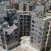 مبانٍ متضررة في موقع هجوم صاروخي إيراني أصاب منطقة سكنية في بئر السبع جنوب إسرائيل (إ.ب.أ)