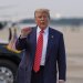 الرئيس الأميركي دونالد ترمب يسير بعد ترجله من الطائرة الرئاسية (أ.ب)