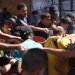 فلسطينيون أمام مركز لتوزيع المساعدات الغذائية في مدينة غزة يوم الجمعة (أ.ف.ب)