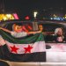 سوريون يحتفلون في ساحة الأمويين بدمشق بعد قرار الرئيس الأميركي دونالد ترمب رفع العقوبات عن سوريا... 13 مايو (أ.ف.ب)