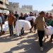 يحمل المشيعون جثامين فلسطينيين قُتلوا في غارة إسرائيلية ليلية على خيمة خارج مستشفى ناصر في خان يونس (رويترز)