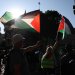ناشطون يلوحون بالأعلام الفلسطينية خلال احتجاج بعد تصويت المشرعين البريطانيين على حظر جماعة «فلسطين أكشن» خارج «داونينغ ستريت» في لندن... 2 يوليو 2025 (رويترز)