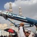مناصرون للحوثي يحملون صاروخاً وهمياً خلال مظاهرة مناهضة لإسرائيل والولايات المتحدة بصنعاء 27 يونيو (إ.ب.أ)