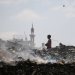 صبي فلسطيني يفتش بين النفايات في مخيم البريج وسط قطاع غزة يوم الاثنين (أ.ف.ب)