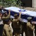 جنود إسرائيليون يحملون نعش زميل لهم في القدس الثلاثاء بعد مقتله في غزة (رويترز)