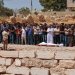 فلسطينيون يصلون صلاة الجنازة على أحد قتلى القوات الإسرائيلية بجنوب مدينة الخليل في الضفة الغربية أغسطس 2024 (أ.ف.ب)