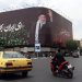 سيارات تمر بجانب لوحة تحمل صورة خامنئي وعبارة «يا إيران» في ساحة انقلاب (الثورة) وسط طهران (أ.ف.ب)
