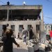 فلسطينيون يتفقدون الأضرار في موقع الغارة الإسرائيلية الليلية على مدرسة حليمة السعدية بجباليا شمال قطاع غزة (أ.ف.ب)