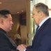زعيم كوريا الشمالية كيم جونغ أون (يسار) يصافح وزير الخارجية الروسي سيرغي لافروف (د.ب.أ)