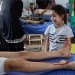طفلة فلسطينية تبكي قرب طفل يتلقى العلاج من إصاباته في مستشفى العودة بالنصيرات وسط غزة الأحد (أ.ف.ب)