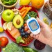 جهاز قياس مستوى السكر بالقرب من أنواع الغذاء الصحي (غيتي)