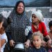 فلسطينيون في مدينة غزة ينتظرون تلقي مساعدات غذائية يوم الاثنين (أ.ف.ب) 