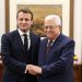 الرئيس الفلسطيني محمود عباس مُستقبلاً نظيره الفرنسي إيمانويل ماكرون بمدينة رام الله في 22 يناير 2020 (أ.ف.ب)