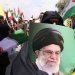 إيرانية تحمل صورة المرشد علي خامنئي خلال تجمع مناهض لإسرائيل في طهران يوم 25 يوليو 2025 (أ.ف.ب)