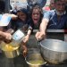 فلسطينيون ينتظرون الحصول على الطعام من مطبخ خيري وسط أزمة جوع في مدينة غزة (رويترز)