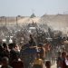 فلسطينيون يحملون مواد إغاثة حصلوا عليها من «مؤسسة غزة الإنسانية» في نتساريم وسط قطاع غزة أمس (أ.ف.ب)
