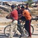​فلسطينيون يحملون شخصاً مصاباً على دراجة هوائية في شارع صلاح الدين بالنصيرات وسط قطاع غزة (أ.ف.ب)
