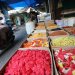 بائعو الأطعمة ينتظرون الزبائن في السوق التقليدية في باندا آتشيه بإندونيسيا (إ.ب.أ)