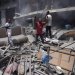 فلسطينيون يتفقدون الدمار الذي خلفته غارة إسرائيلية استهدفت حي الزيتون جنوب مدينة غزة في 8 أغسطس 2025 (أ.ف.ب)