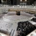 يشهد المسجد الحرام توافد المعتمرين والزوار هذه الأيام لأداء مناسك العمرة والصلاة في الحرم المكي (واس)