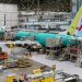 طائرة «بوينغ 737 ماكس» خلال عملية تركيبها في مصنع الشركة بولاية واشنطن الأميركية (رويترز)