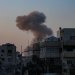 دخان يتصاعد جراء القصف الإسرائيلي على حي الصبرة بمدينة غزة (إ.ب.أ)