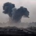 تصاعد الدخان جراء الغارات الإسرائيلية على غزة (رويترز)