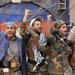 عناصر حوثيون في صنعاء يرددون «الصرخة الخمينية» (إ.ب.أ)