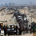 نازحون من شمال غزة يتحركون يوم الاثنين صوب الجنوب بعد قصف وأوامر بإخلاء مدينة غزة (رويترز)