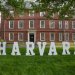 تظهر لافتة هارفارد بحرم الجامعة في بوسطن (أ.ف.ب)