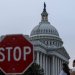 مبنى «الكابيتول» في واشنطن يظهر خلف لافتة مرورية تأمر بالتوقف (د.ب.أ)