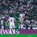 جهاد ذكري يرتقي للكرة خلال المواجهة مع العراق (المنتخب السعودي)