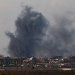 تصاعد الدخان جراء الغارات الإسرائيلية على قطاع غزة الأحد (رويترز) 
