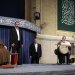 خامنئي يستقبل مجموعة من الرياضيين في مكتبه ويبدو اثنان من أفراد حمايته وآخران من فرقة للرياضة التقليدية الإيرانية يضربان على الطبول (موقع المرشد)