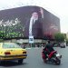 سيارات تمر بجانب لوحة تحمل صورة خامنئي وعبارة «يا إيران» في ساحة «انقلاب» (الثورة) وسط طهران (أ.ف.ب)