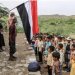 أطفال يمنيون في سن الدراسة يقفون أمام مبنى متهالك اتُّخذ مدرسة مؤقتة في محافظة تعز (أ.ف.ب)