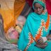 سيدة سودانية مصابة هربت من الفاشر تجلس في خيمة في منطقة طويلة بالسودان (أ.ب)